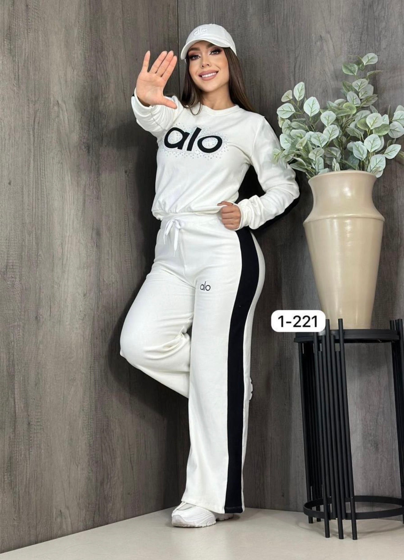 Blanco con negro, con pedreria en logo